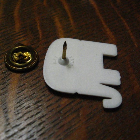 🇺🇲 Republican Party Elephant Lapel Pin - Picture 3 of 4